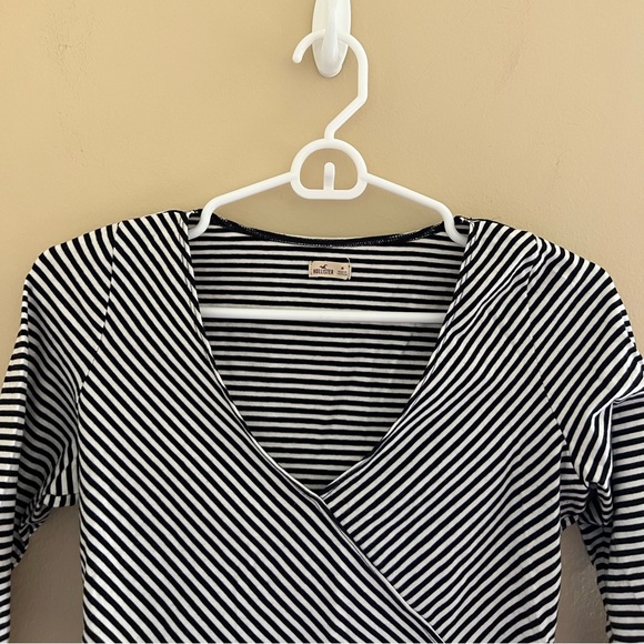 🔳HOLLISTER: Women’s size M, black & white striped cut-out crop top, 1/2 sleeve. - Picture 6 of 11